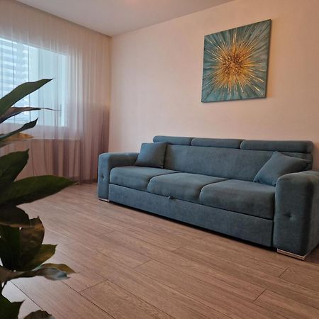 Turquoise Apartment Petrosani Exterior photo